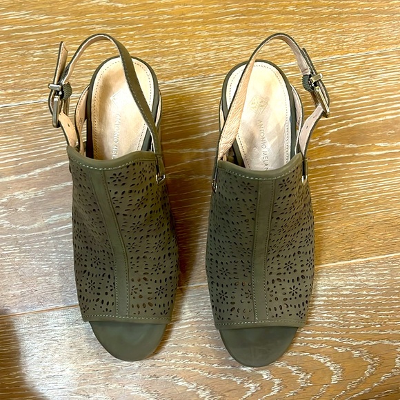 Antonio Melani 8.5 open toed shoe. Great condition. Only worn inside. - Picture 5 of 8